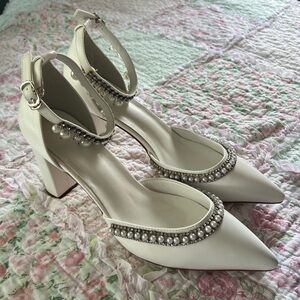 New never worn pearl heels